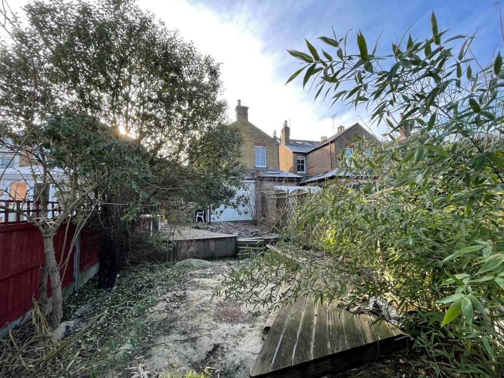 Lot: 49 - VACANT SEMI-DETACHED HOUSE FOR IMPROVEMENT -